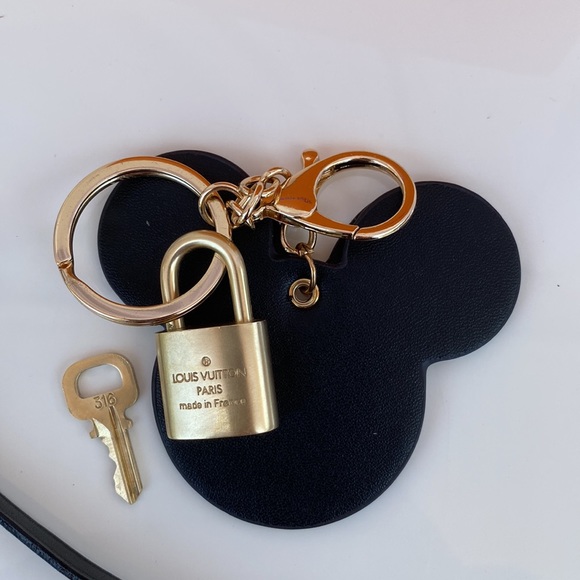 Authentic Louis Vuitton Strap and Lock and key 316. Charm is gifted. - Picture 6 of 8